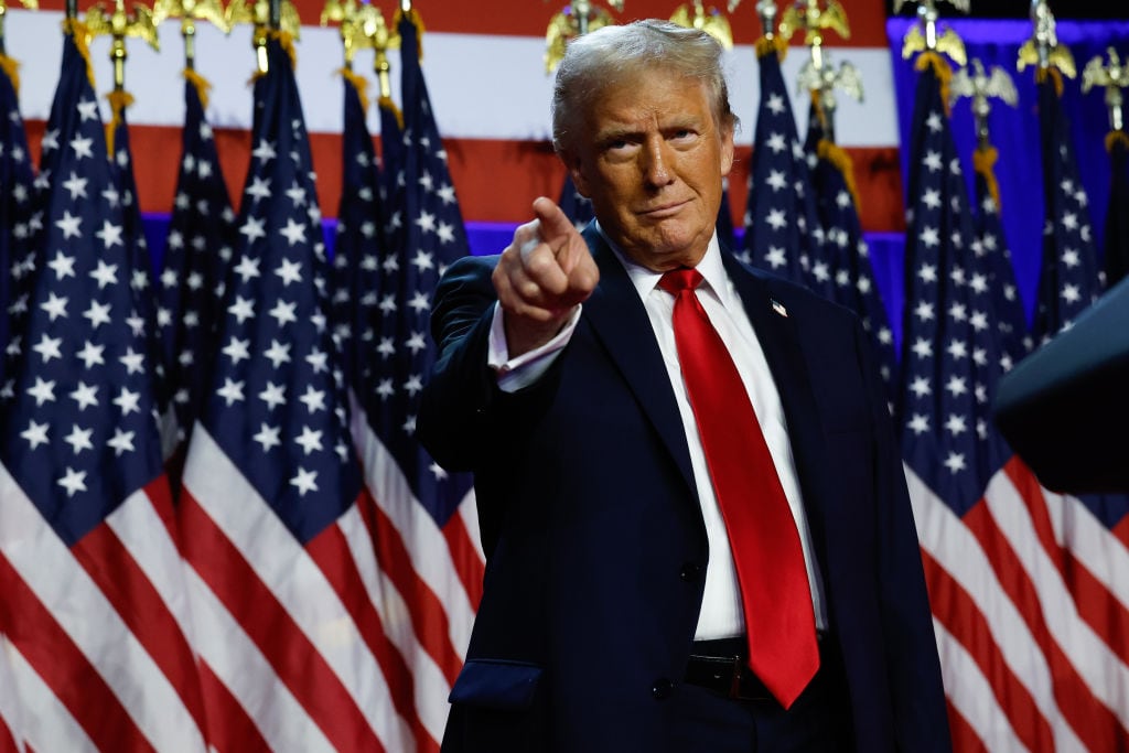 El republicano Donald Trump saluda en West Palm Beach de Florida a sus seguidores y se declara ganador en las elecciones de Estados Unidos