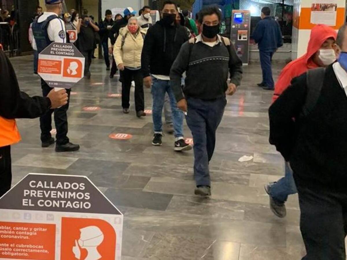 Metro de México pide a sus pasajeros viajar en silencio para prevenir el coronavirus