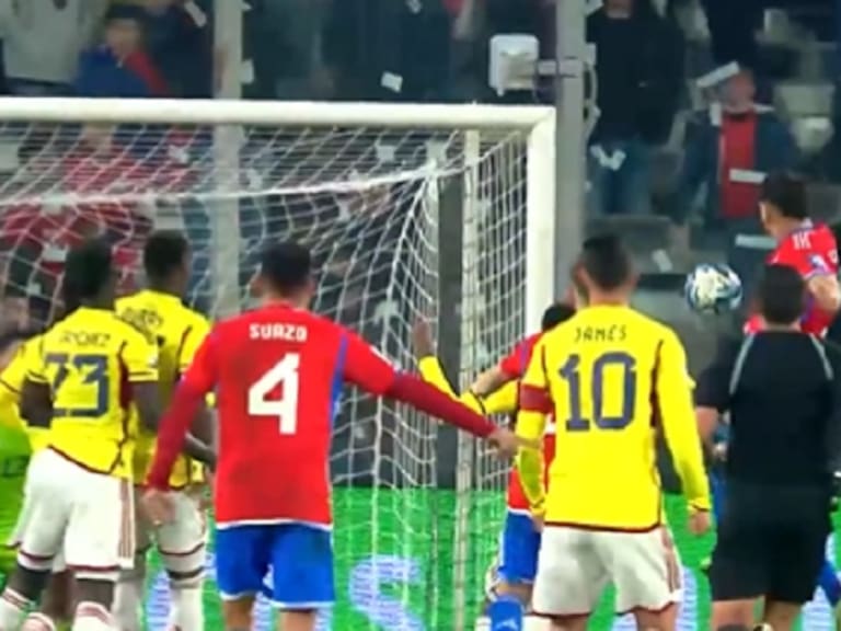 Tremendo balde de agua fría: en una jugada muy polémica, el árbitro y el VAR le anulan el gol a Maripán ante Colombia