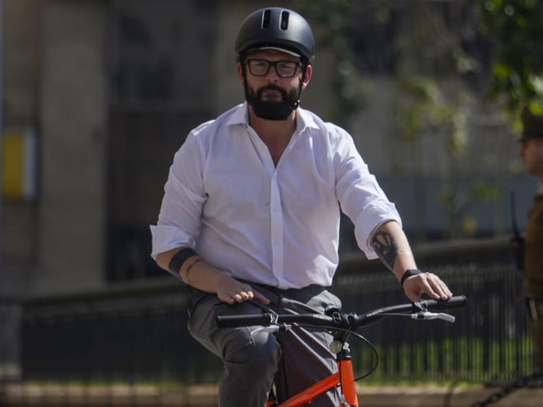 Presidente Boric arriba en bicicleta a La Moneda en el Día Nacional sin Auto