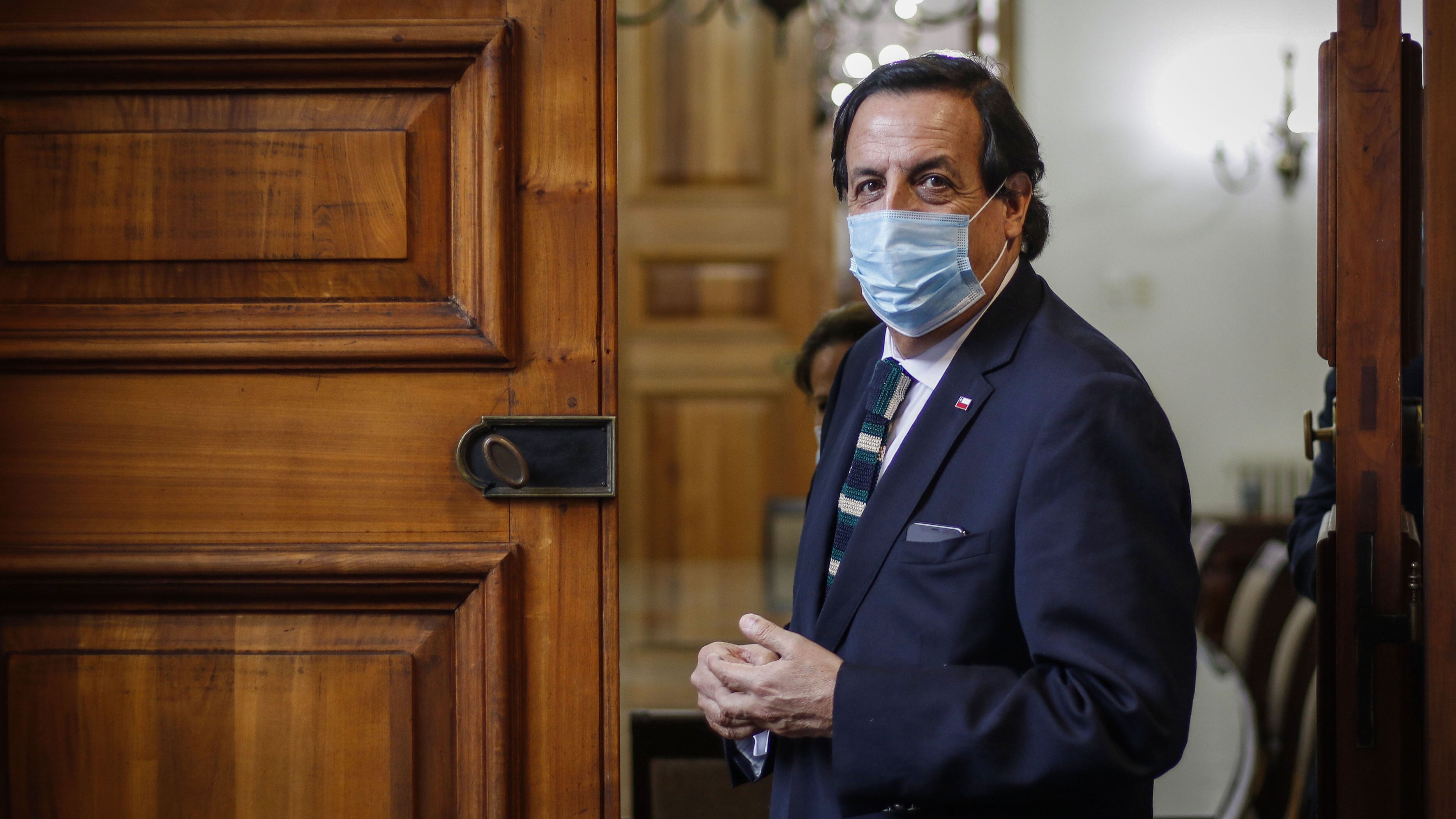 7 de agosto del 2020/SANTIAGOEl ministro del Interior, VÌctor PÈrez, entra a su gabinete, al finalizar el punto de prensa, que se realizÛ en el entre patio del Palacio de La Moneda, tras sostener un reuniÛn con el Presidente de la Republica y presidentes de Chile Vamos.
FOTO: SEBASTIAN BELTRAN GAETE/AGENCIAUNO