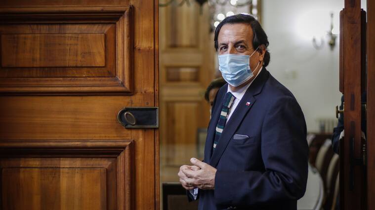 7 de agosto del 2020/SANTIAGOEl ministro del Interior, VÌctor PÈrez, entra a su gabinete, al finalizar el punto de prensa, que se realizÛ en el entre patio del Palacio de La Moneda, tras sostener un reuniÛn con el Presidente de la Republica y presidentes de Chile Vamos.
FOTO: SEBASTIAN BELTRAN GAETE/AGENCIAUNO