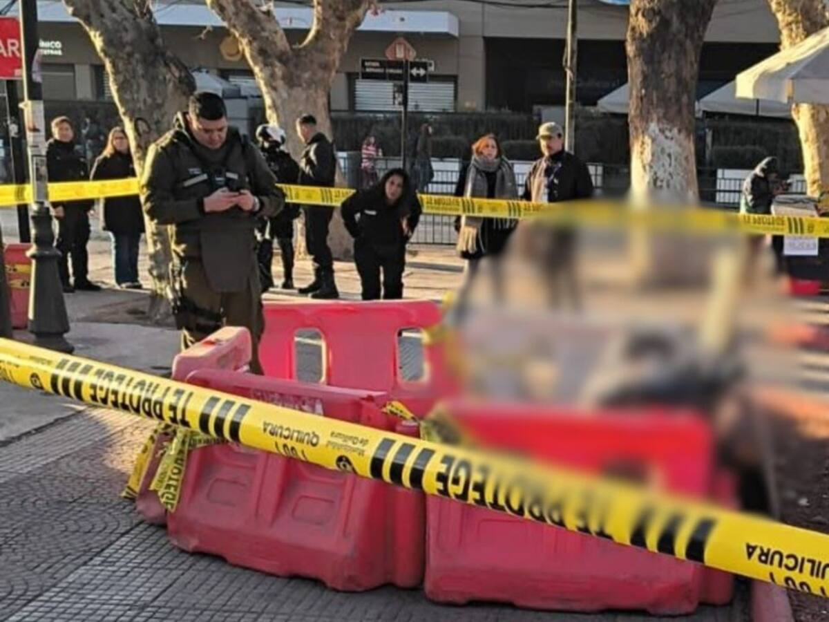 Conmoción en Quilicura: hombre en situación de calle muere en una banca frente a SAPU de la comuna