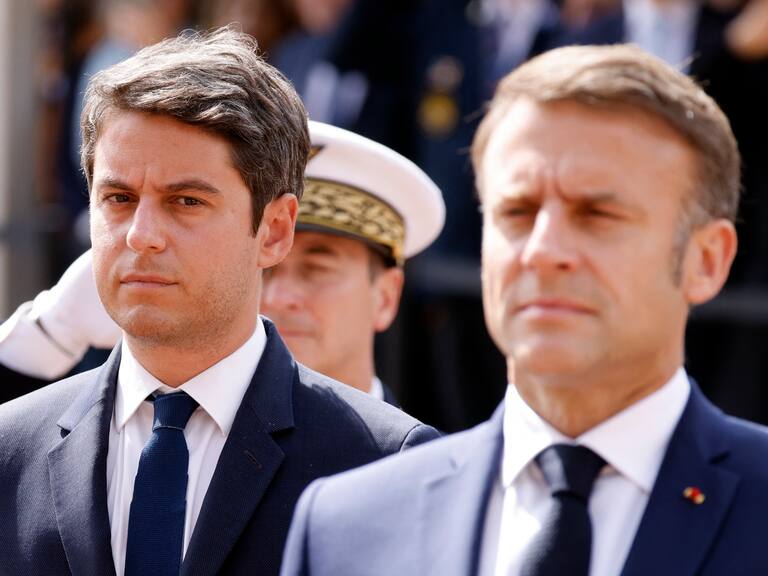 Presidente de Francia rechaza renuncia de primer ministro y le pide que se mantenga en el cargo “por el momento”