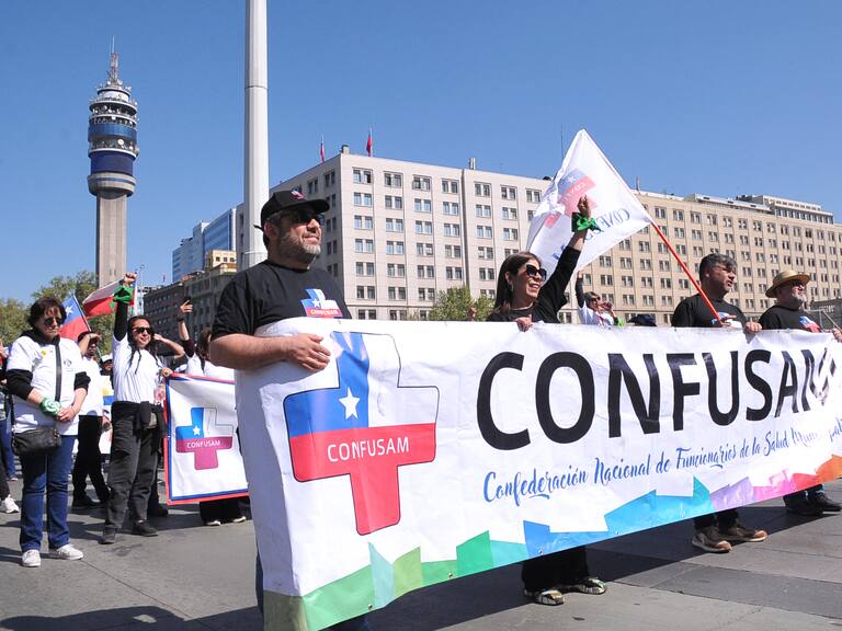 Paro de la Confusam: funcionarios de la salud marchan por Santiago ante crisis en la atención primaria en Chile