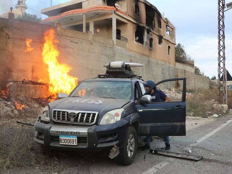 Israel ataca y daña vehículos de un convoy de periodistas en el Líbano