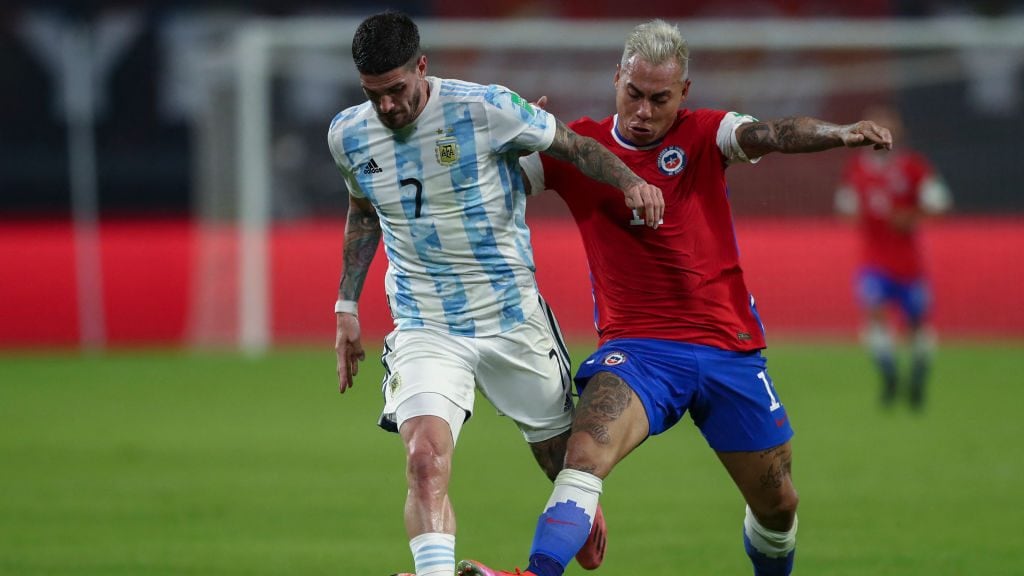 Argentina's Rodrigo De Paul (L) and Chile's Eduardo Vargas vie for the ball during their South American qualification football match for the FIFA World Cup Qatar 2022 at the Estadio Unico Madre de Ciudades stadium in Santiago del Estero, Argentina, on June 3, 2021. (Photo by Agustin MARCARIAN / POOL / AFP) (Photo by AGUSTIN MARCARIAN/POOL/AFP via Getty Images)