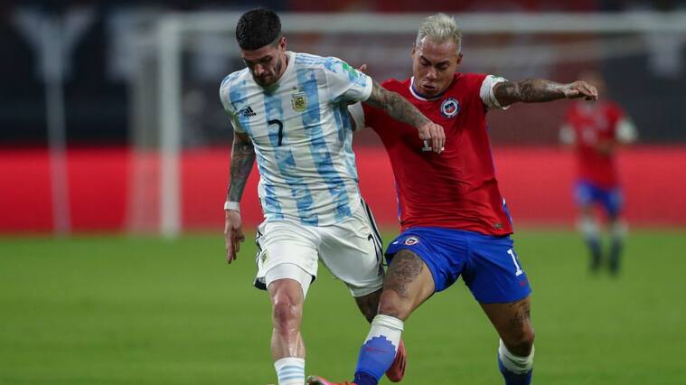 Argentina's Rodrigo De Paul (L) and Chile's Eduardo Vargas vie for the ball during their South American qualification football match for the FIFA World Cup Qatar 2022 at the Estadio Unico Madre de Ciudades stadium in Santiago del Estero, Argentina, on June 3, 2021. (Photo by Agustin MARCARIAN / POOL / AFP) (Photo by AGUSTIN MARCARIAN/POOL/AFP via Getty Images)