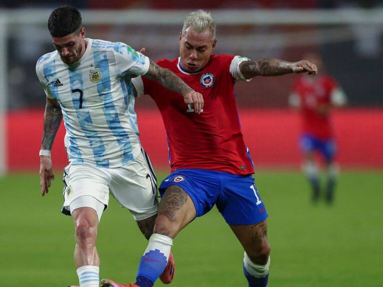Argentina's Rodrigo De Paul (L) and Chile's Eduardo Vargas vie for the ball during their South American qualification football match for the FIFA World Cup Qatar 2022 at the Estadio Unico Madre de Ciudades stadium in Santiago del Estero, Argentina, on June 3, 2021. (Photo by Agustin MARCARIAN / POOL / AFP) (Photo by AGUSTIN MARCARIAN/POOL/AFP via Getty Images)