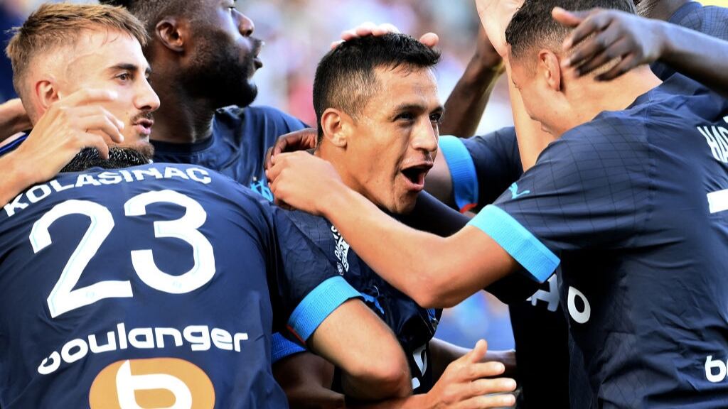 Alexis Sánchez anota su tercer gol por el Olympique Marsella en la victoria sobre Auxerre