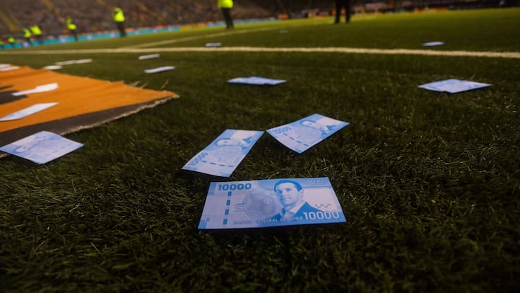 Siguen en pie de guerra: Hinchas de la U lanza billetes con la cara de Michael Clark en protesta contra Azul Azul