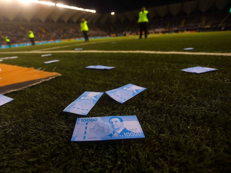 Los billetes que lanzaron hinchas de la U | Agencia Uno