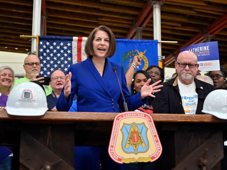 La demócrata Catherine Cortez Masto celebra su triunfo senatorial en Nevada