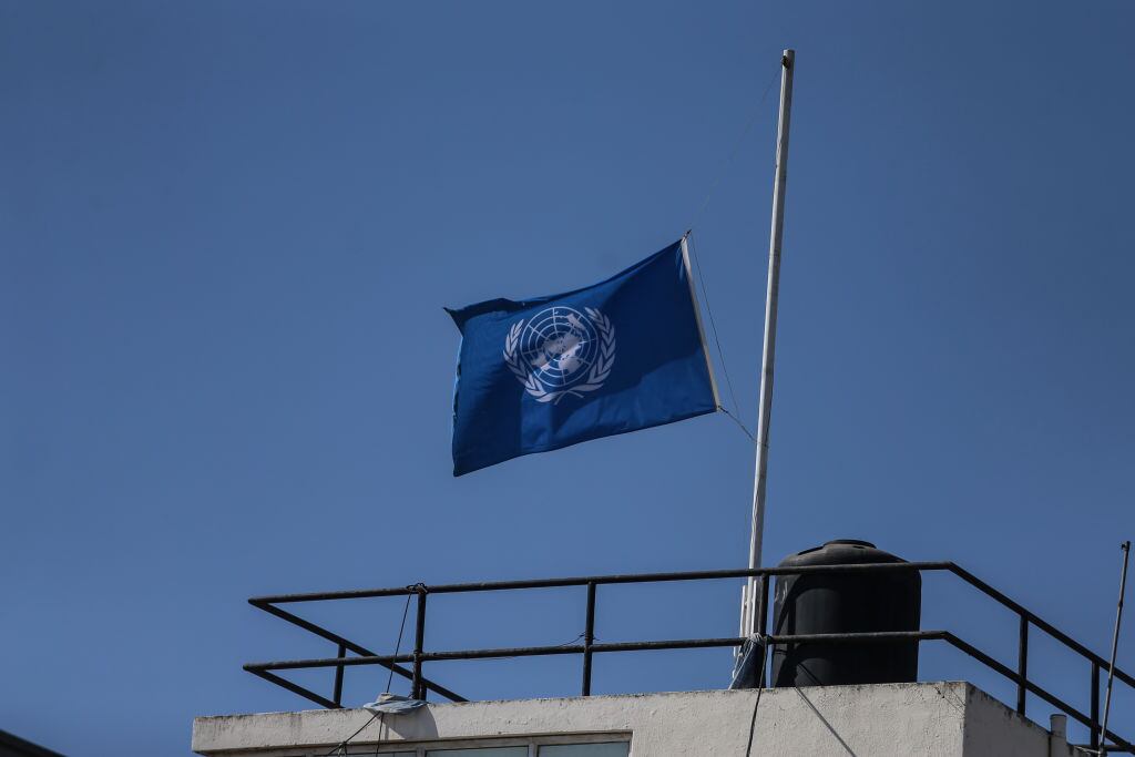 La bandera de la ONU en una sede de la UNRWA en Jerusalén Este en Cisjordania, parte de los territorios de Palestina invadidos por Israel