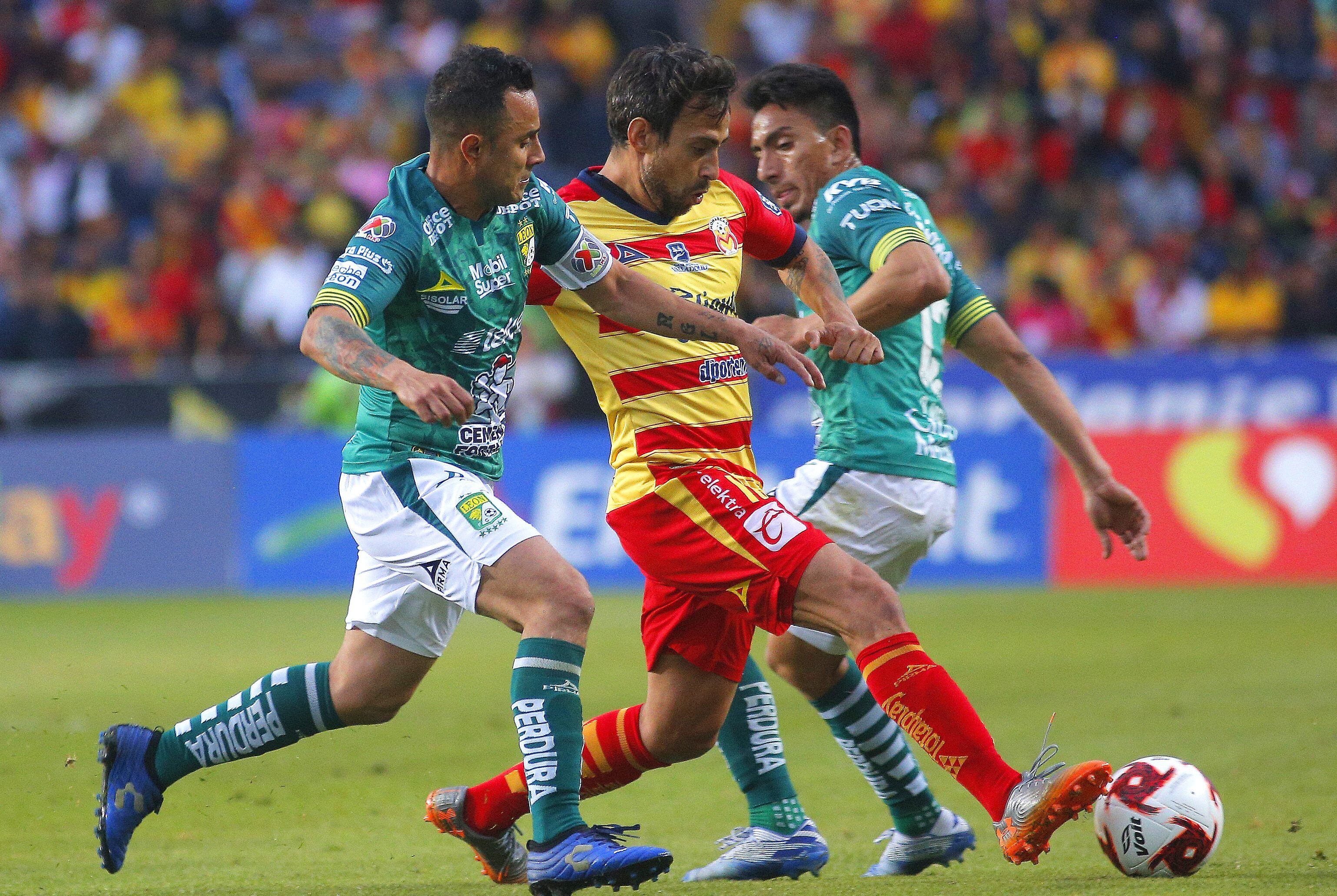 MORELIA, MEXICO - FEBRUARY 01: Luis Montes (L) and Angel Mena (R) of Leon fight for the ball with Jorge Valdivia (C) of Morelia during the 4th round match between Morelia and Leon as part of the Torneo Clausura 2020 Liga MX at Jose Maria Morelos Stadium on February 1, 2020 in Morelia, Mexico. (Photo by Angel Castillo/Jam Media/Getty Images)