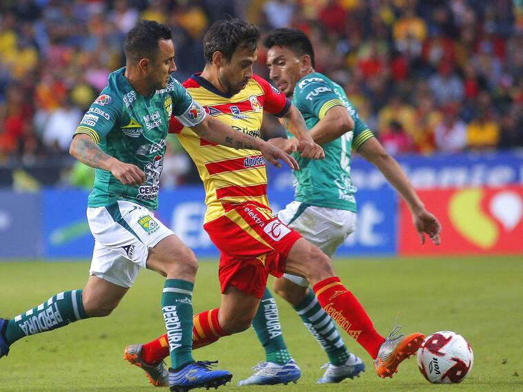 MORELIA, MEXICO - FEBRUARY 01: Luis Montes (L) and Angel Mena (R) of Leon fight for the ball with Jorge Valdivia (C) of Morelia during the 4th round match between Morelia and Leon as part of the Torneo Clausura 2020 Liga MX at Jose Maria Morelos Stadium on February 1, 2020 in Morelia, Mexico. (Photo by Angel Castillo/Jam Media/Getty Images)