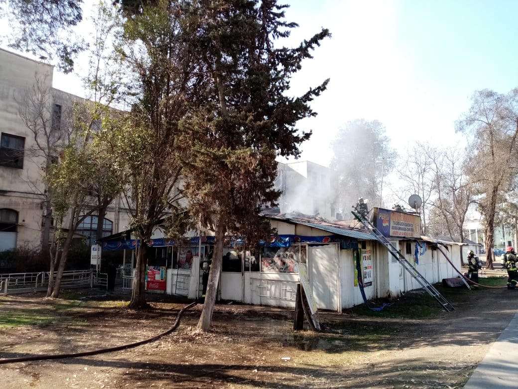 Cafetería incendiada en terreno de Hospital Barros Luco – ADN