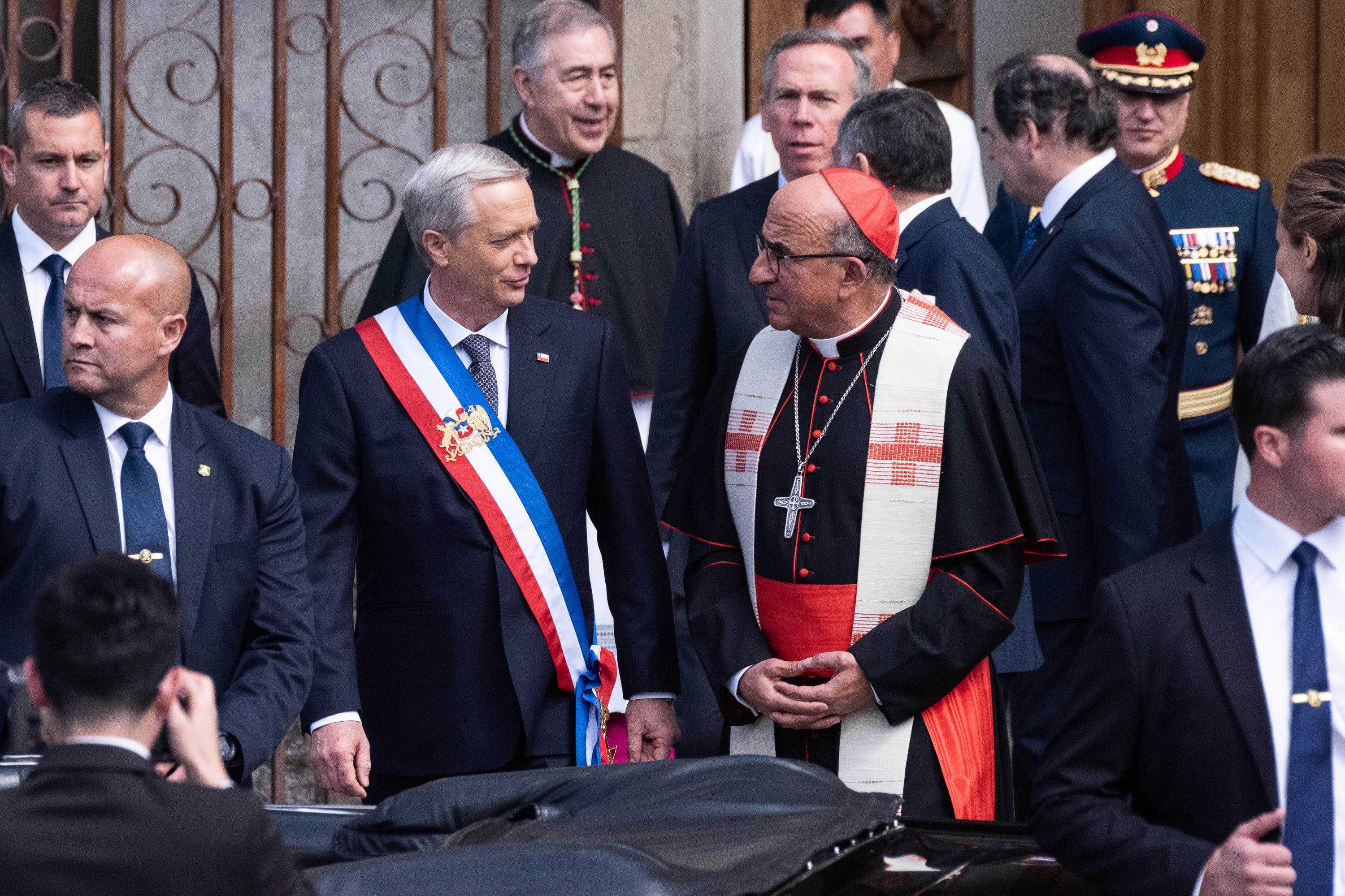 18 DE SEPTIEMBRE DEL 2026 / SANTIAGO
De izquierda a derecha, el Presidente José Antonio Kast, junto al el arzobispo de Santiago de Chile y cardenal de la Iglesia Católica, Fernando Chomali, se retiran de la Catedral Metropolitana tras participar el Te Deum Ecuménico en homenaje a las fiestas patrias.
FOTO: VICTOR HUENANTE / AGENCIAUNO