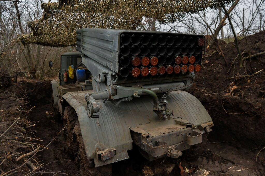 Sistema de misiles múltiples de las fuerzas de Ucrania escondidos en el Donetsk