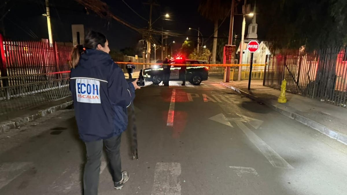Hombre queda en riesgo vital tras ser atacado a balazos mientras esperaba a su pareja en un auto en Lampa