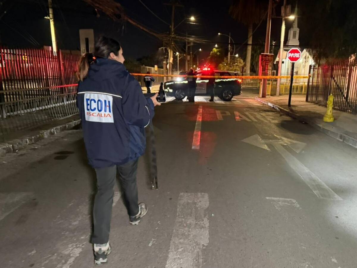 Hombre queda en riesgo vital tras ser atacado a balazos mientras esperaba a su pareja en un auto en Lampa