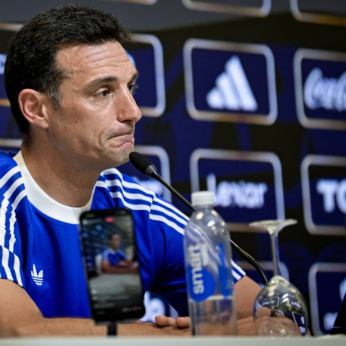 Lionel Scaloni abandona conferencia de prensa al comentar la dura lesión de seleccionado argentino