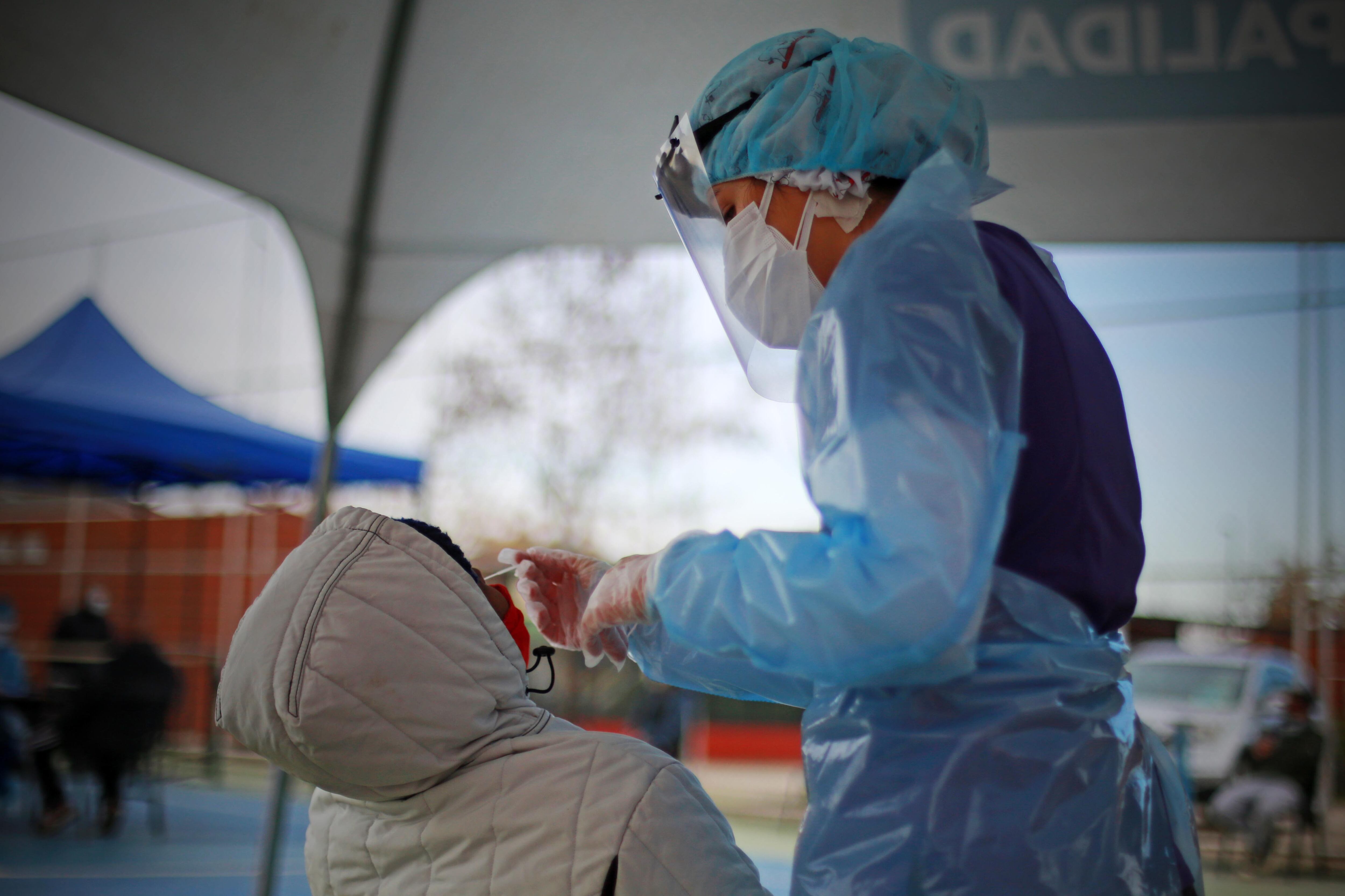 10 de Julio de 2020/SANTIAGO
Funcionaria de la salud realiza examen a una mujer, durante que la municipalidad de Puente Alto realiza test PCR para la detección del COVID 19 a trabajadores de ferias libres en la comuna , donde son aprox. 2.550 personas que trabajan en el rubro de los alimentos.

FOTO: JOSE FRANCISCO ZUÑIGA/AGENCIAUNO