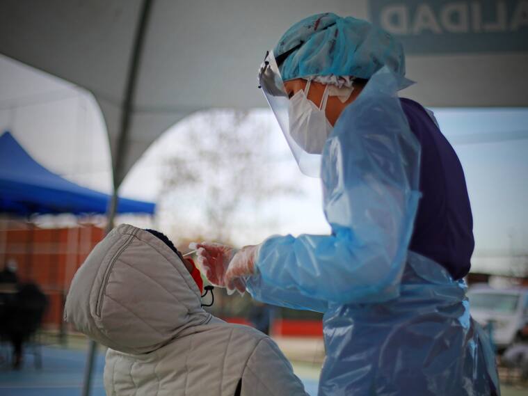 10 de Julio de 2020/SANTIAGO
Funcionaria de la salud realiza examen a una mujer, durante que la municipalidad de Puente Alto realiza test PCR para la detección del COVID 19 a trabajadores de ferias libres en la comuna , donde son aprox. 2.550 personas que trabajan en el rubro de los alimentos.
FOTO: JOSE FRANCISCO ZUÑIGA/AGENCIAUNO