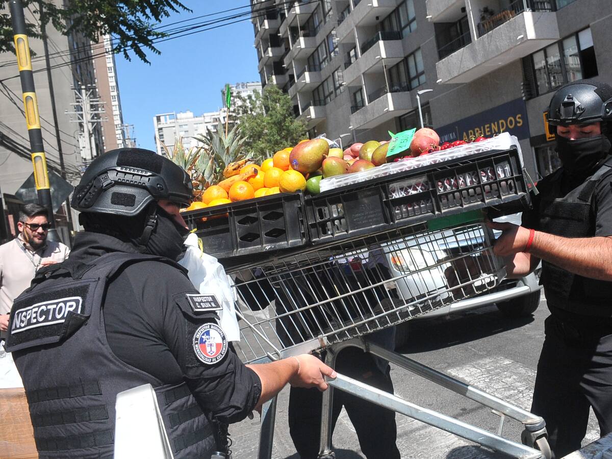 Inédito megaoperativo contra comercio ambulante deja dos detenidos y decenas de carros de comida incautados