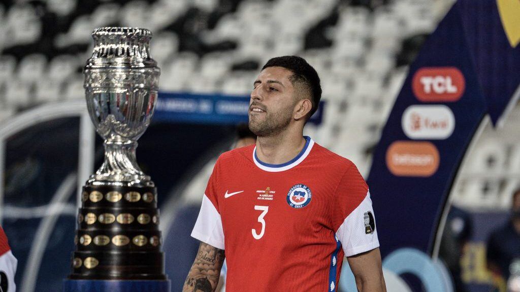 14 DE JUNIO DE 2021/RIO DE JANEIRO, BRASIL Guillermo Maripan, durante el partido valido por el grupo A de la Conmebol Copa América 2021, entre Argentina y Chile, disputado en el Estadio Nilton Santos de Rio de Janeiro, Brasil. 
FOTO: NAYRA HALM/FOTOARENA/AGENCIAUNO