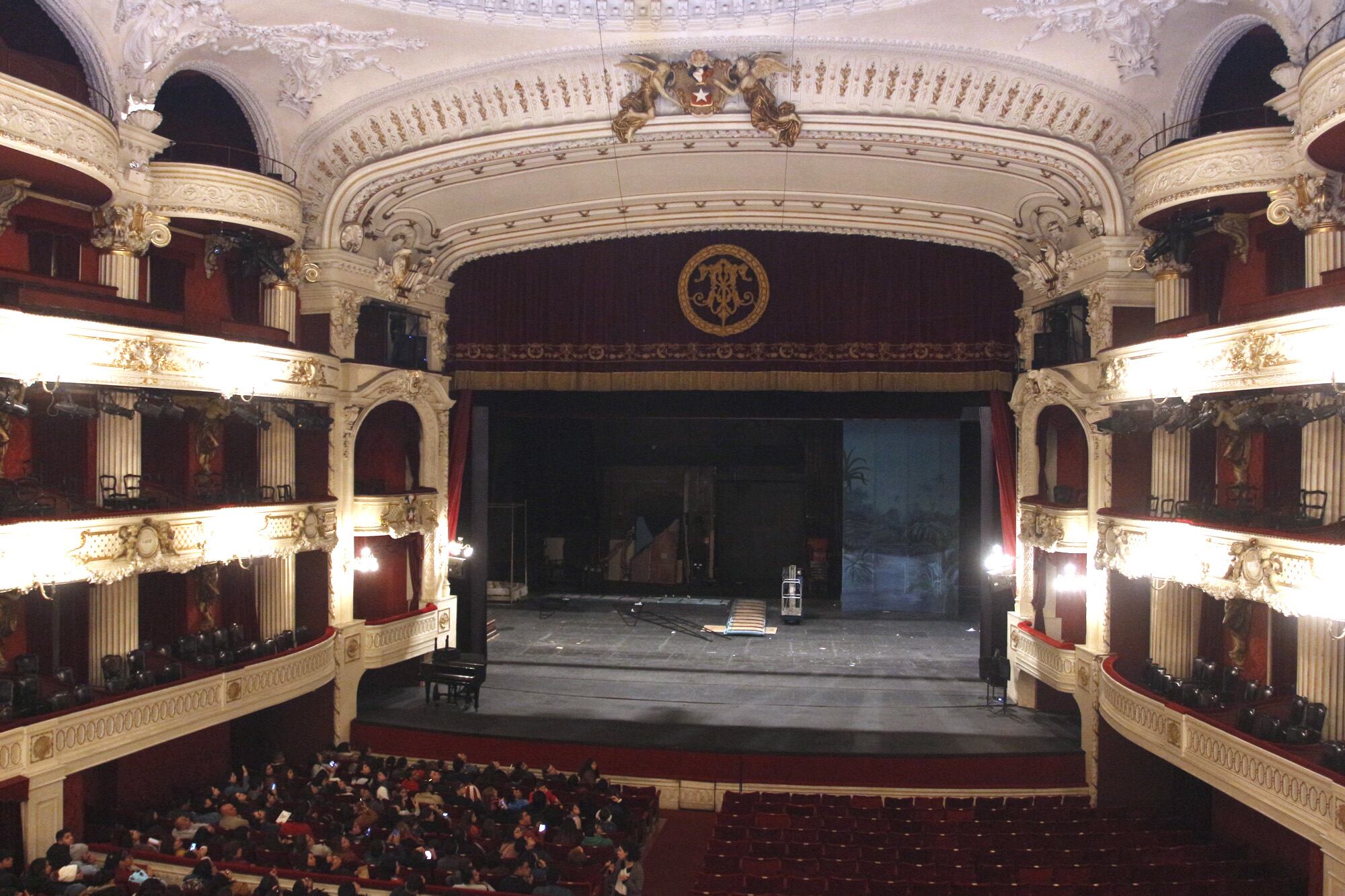 26 de Mayo 2019/ SANTIAGO
Este fin de semana el Teatro Municipal se suma a la celebración del día del patrimonio abriendo sus puertas al público.
FOTO: AILEN DÍAZ/AGENCIAUNO