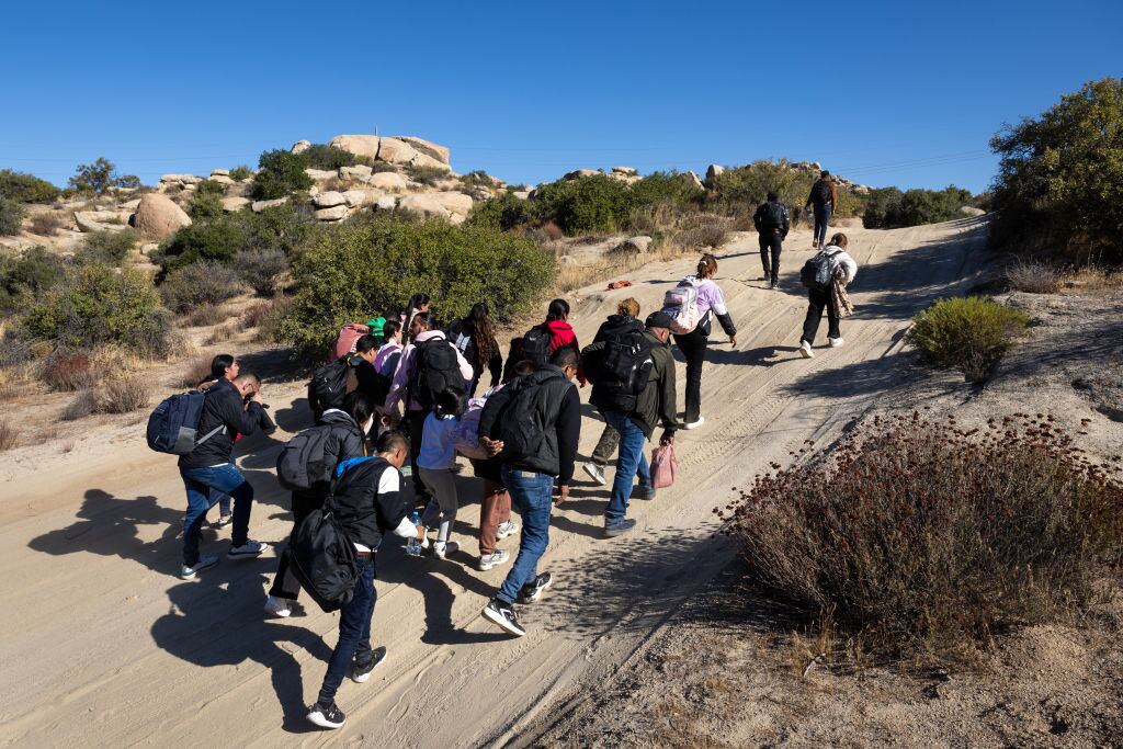 Migrantes caminan por el desierto en las cercanías de la frontera norte de México para intentarse en el territorio de Estados Unidos