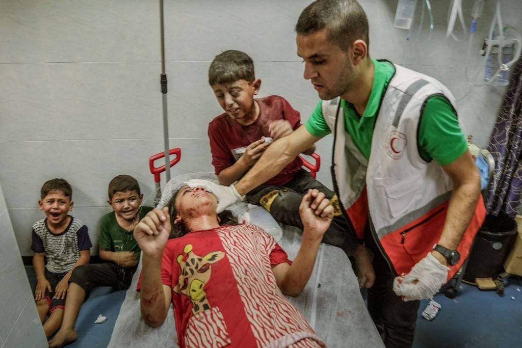 Imagen sensible: médico atiende a niños heridos por ataques de Israel en Gaza