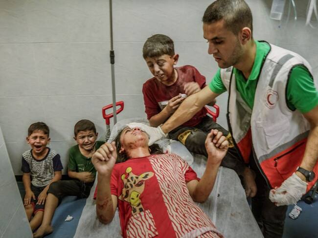 Imagen sensible: médico atiende a niños heridos por ataques de Israel en Gaza