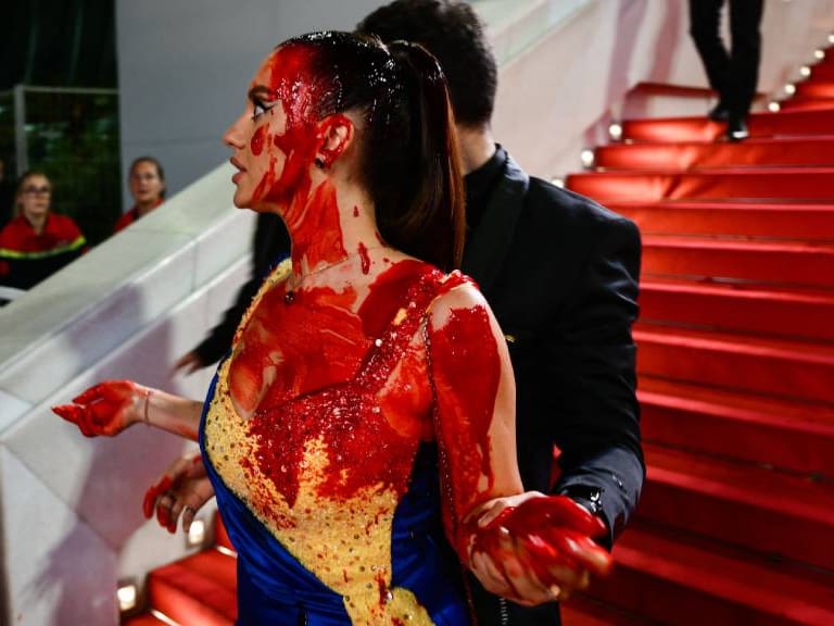 Manifestante ucraniana se cubrió de sangre falsa en la alfombra roja de Cannes