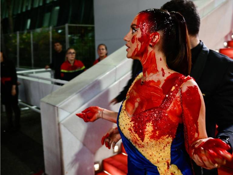 Manifestante ucraniana se cubrió de sangre falsa en la alfombra roja de Cannes