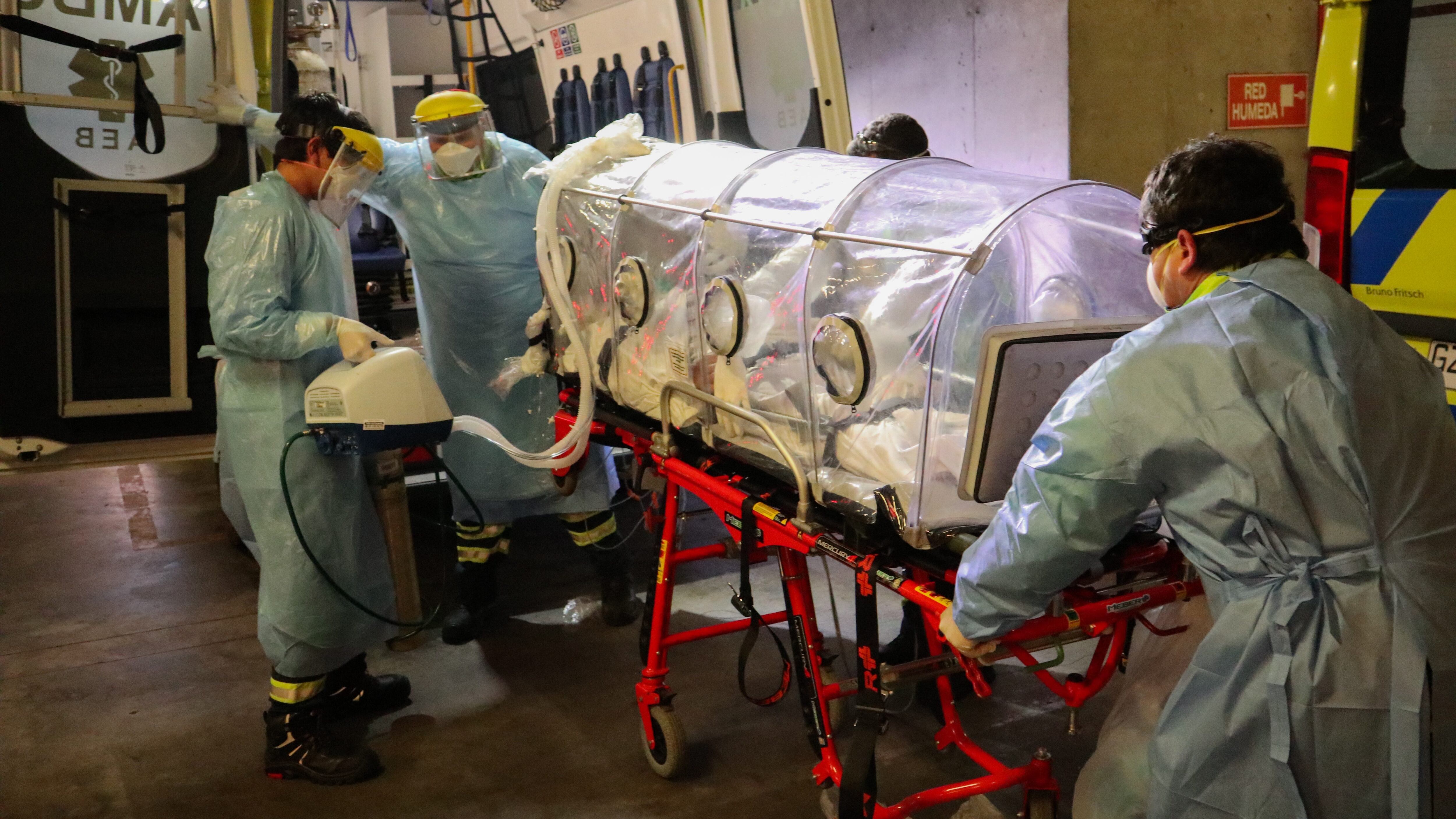 24 de Mayo del 2020/CONCEPCION
Arriba de capsúla con pacientes infectados con covid 19 al Hospital Regional de Concepción, trasladados desde Santiago por un vuelo Fach durante el estado de catastrofe de la pandemia covid-19 

FOTO:RODRIGO GAJARDO/AGENCIAUNO