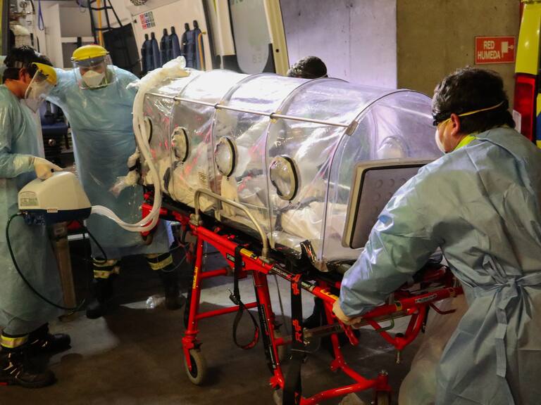 24 de Mayo del 2020/CONCEPCION
Arriba de capsúla con pacientes infectados con covid 19 al Hospital Regional de Concepción, trasladados desde Santiago por un vuelo Fach durante el estado de catastrofe de la pandemia covid-19 

FOTO:RODRIGO GAJARDO/AGENCIAUNO