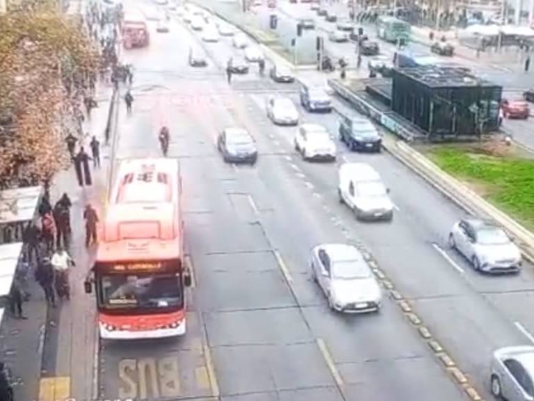 Mujer muere atropellada por un bus de Red en la Alameda