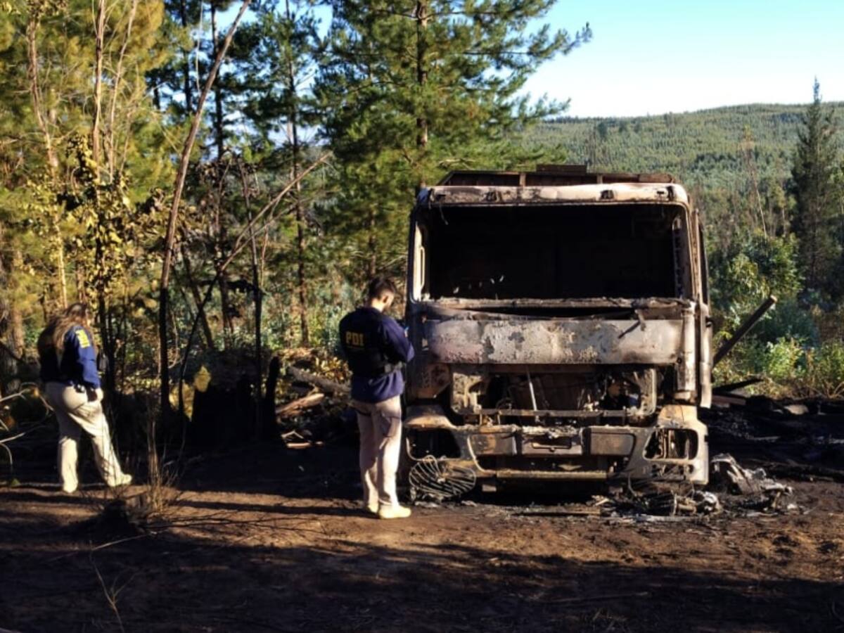 Nuevo atentado incendiario en La Araucanía: encapuchados intimidaron con armas y quemaron cuatro camiones
