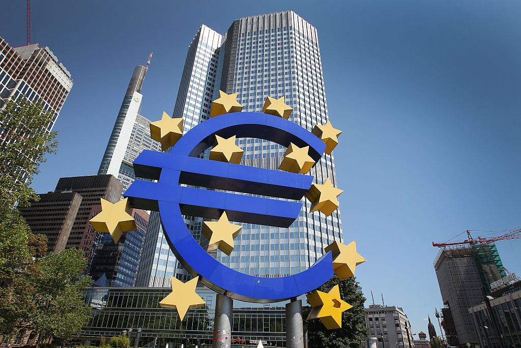 La escultura del símbolo de la moneda del Euro a las afueras de la sede central del Banco Central Europeo (ECB) en la ciudad de Frankfurt en Alemania.