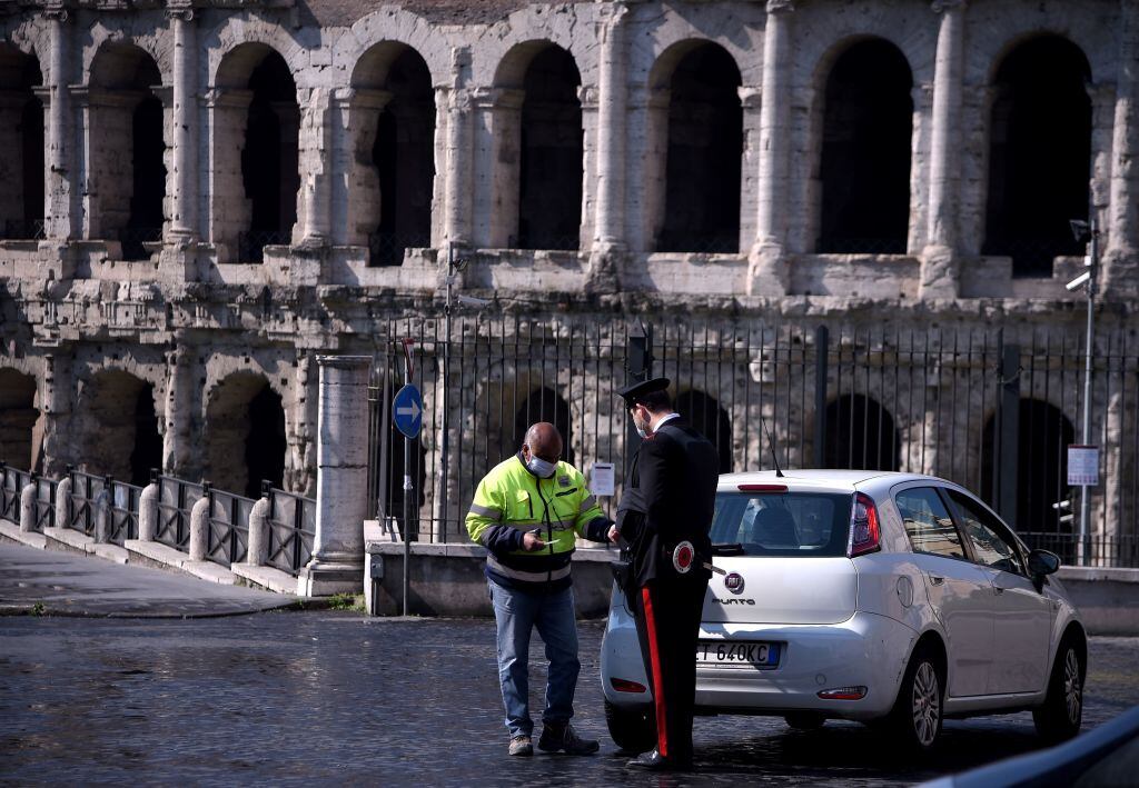 Un policía italiano efectúa un control en la ciudad de Roma