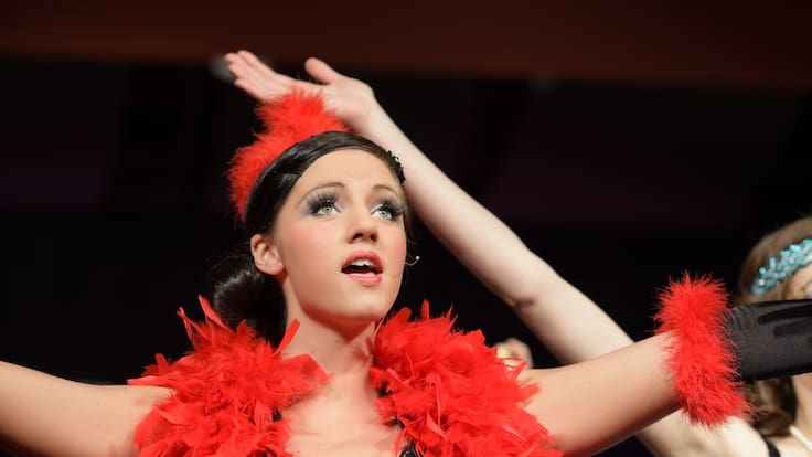 Desnudos, censura y escándalo: los hitos que marcaron al teatro musical en Chile