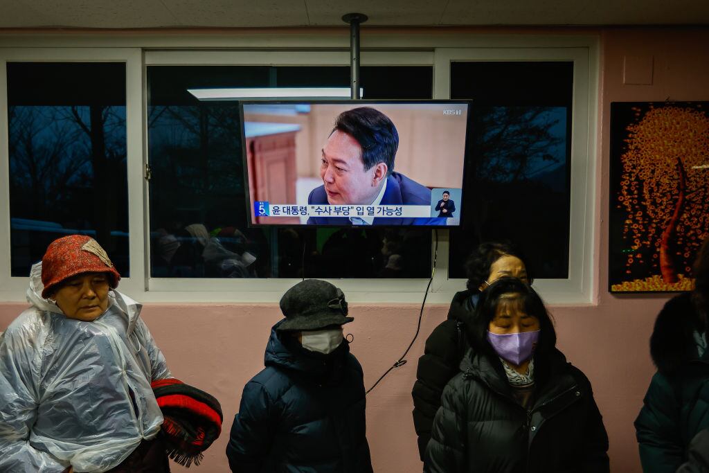La televisión de Corea del Sur muestra la noticias del interrogatorio al presidente suspendido Yoon Suk Yeol en un tribunal de la ciudad de Seúl