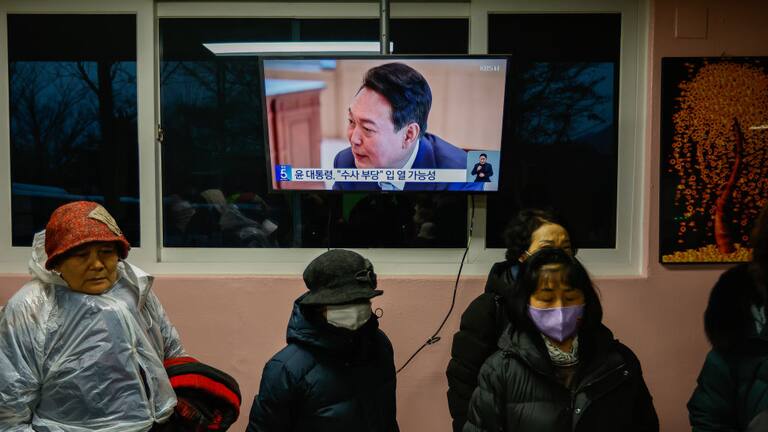 Corea del Sur: presidente destituido guarda silencio ante corte y piden ampliar su detención