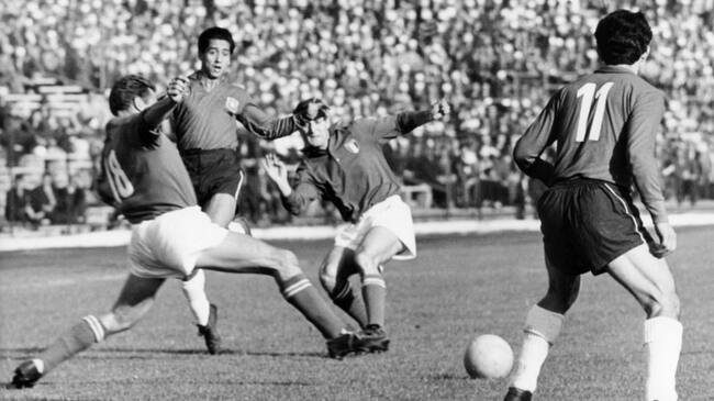 Italian defender David (L) tries to reach the ball and lunges forward while Chilean forward Leonel Sanchez (R, no 11) looks on during the 1962 World Cup group game Chile against Italy at the National Stadium in Santiago de Chile, Chile, 2 June 1962. Chile won the game 2-0 in front of 66,000 spectators. The game was considered to be a scandal due to a continues series of fouls and assaults on the pitch which disrupted the game. Davis and Sanchez clashed repeatedly during the game. Two Italian players were sent off whereby one player only left when police officers escorted him off the pitch. (Photo by -/picture alliance via Getty Images)