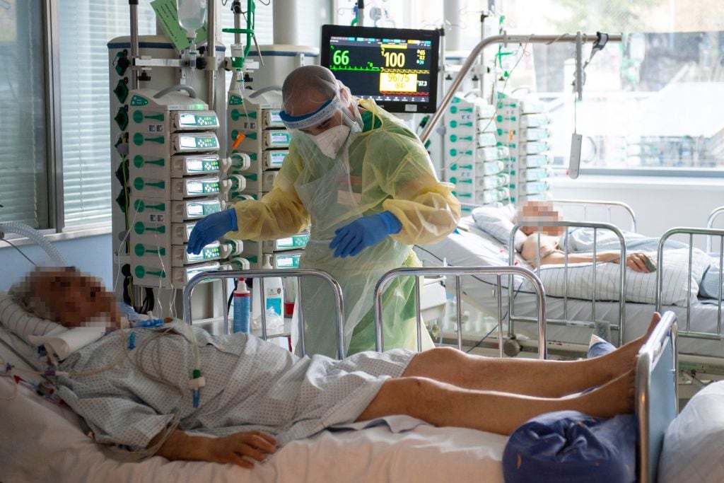 Trabajadores de la salud atienden a pacientes Covid-19 en un hospital de Alemania