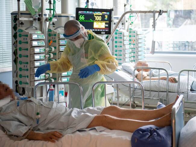 Trabajadores de la salud atienden a pacientes Covid-19 en un hospital de Alemania