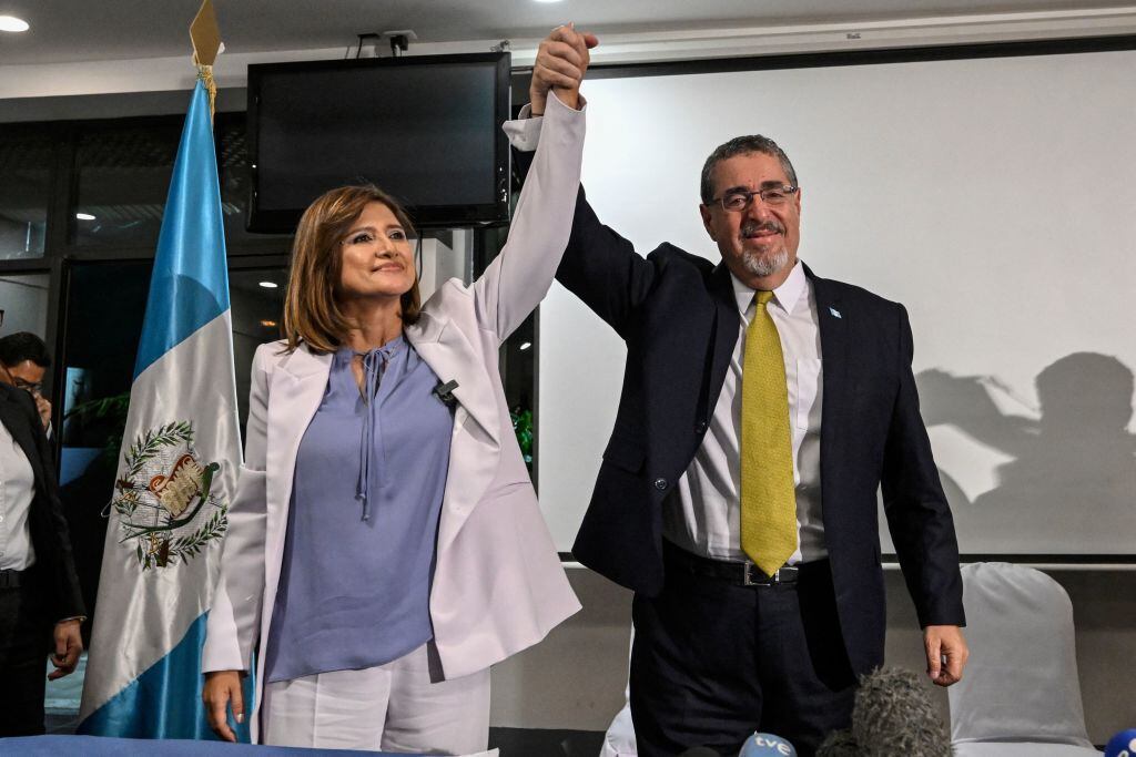Bernardo Arévalo y Karin Herrera celebran triunfo en la elección en Guatemala