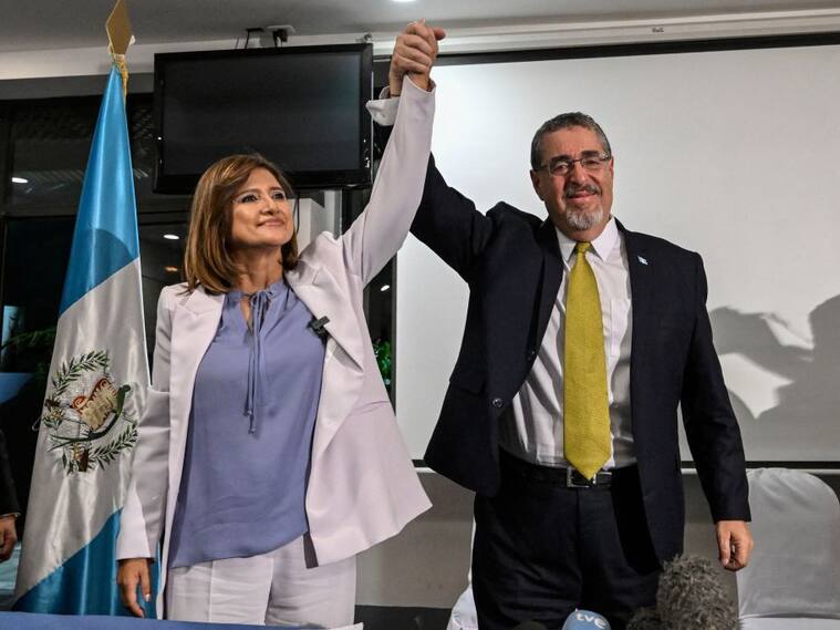Bernardo Arévalo y Karin Herrera celebran triunfo en la elección en Guatemala